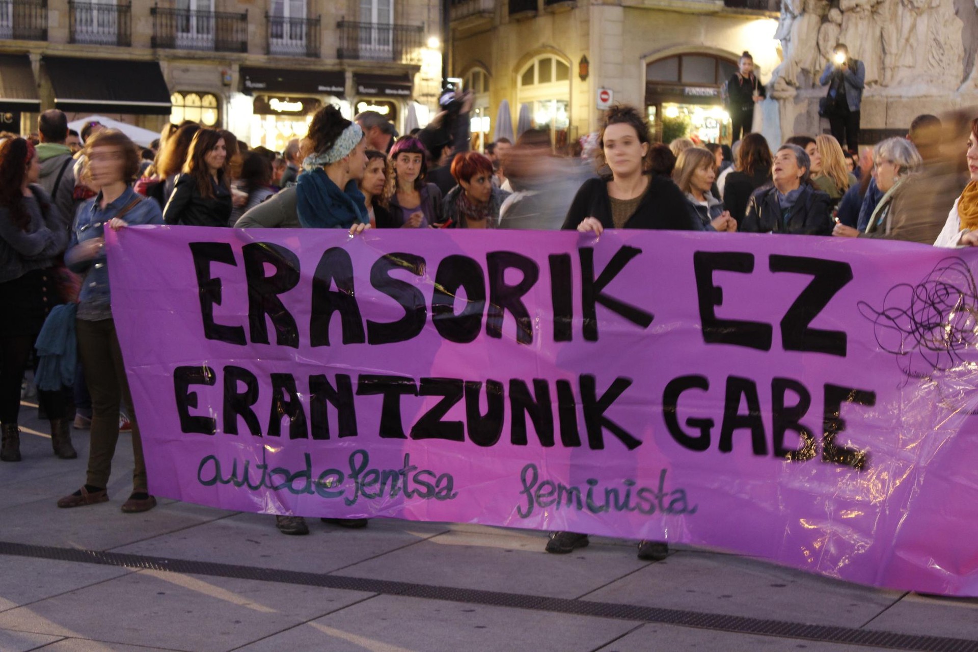 Emakume bat leihotik erori da, bikotekidearengandik ihes egiten saiatzean