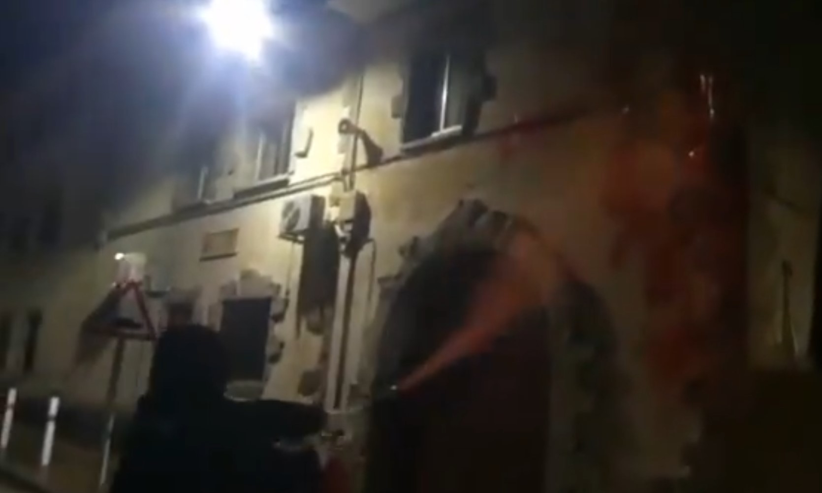 Kanpezuko Guardia Zibilaren kuartela margotu eta Espainiako bandera lapurtu dute