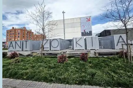Felix Petite antzokia eta kamerinoak