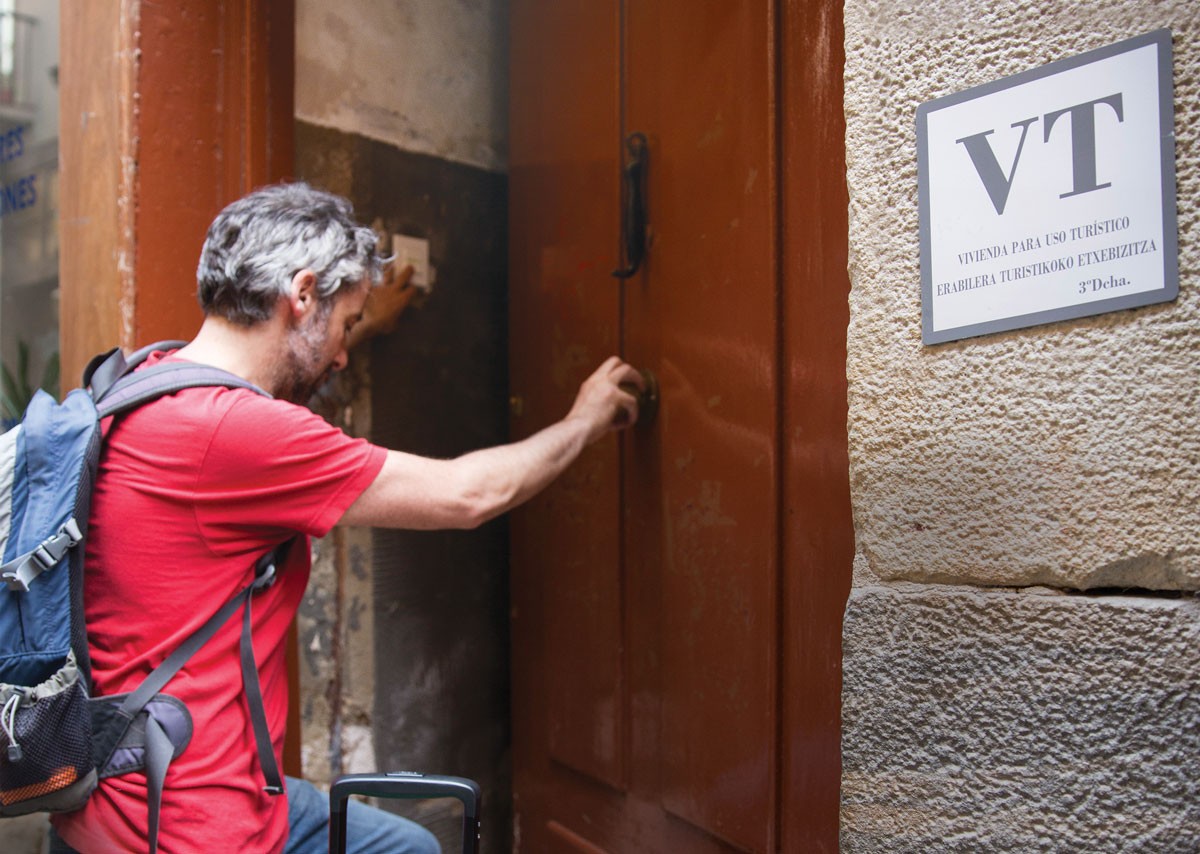 Baimenik gabeko etxe turistikoen kontrola handitzeko eskatu du Elkarrekin taldeak