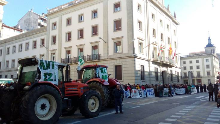Lautadako AHTaren aurkako aldakarripenek zeharkatu dute Gasteiz