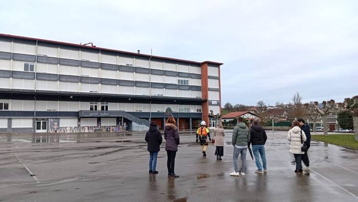 Haize bortitzak Mendiko Eskolako teilatua kaltetu du