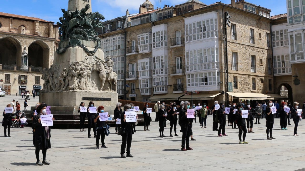 "Gizartearen desmilitarizazioa" defendatu dute hainbat kolektibo feministak