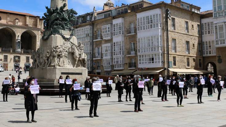 "Gizartearen desmilitarizazioa" defendatu dute hainbat kolektibo feministak
