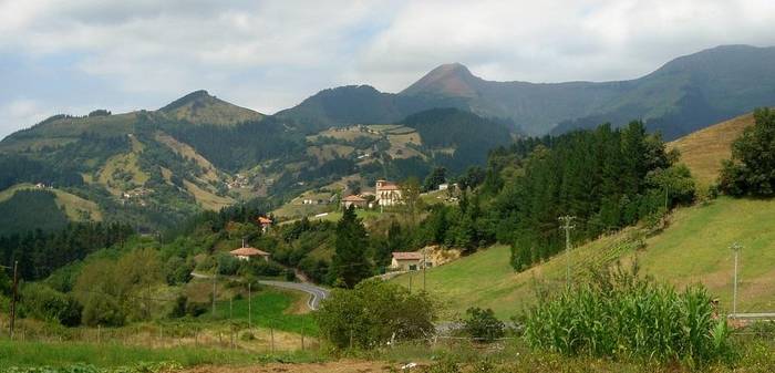 Bi lagun hil dira Okondon izandako auto istripuan