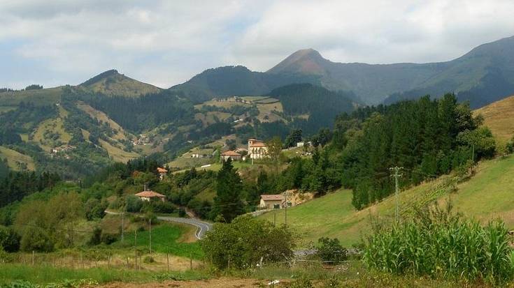 Bi lagun hil dira Okondon izandako auto istripuan