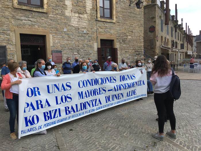 Erakundeen "tratu txarrak" salatu dituzte