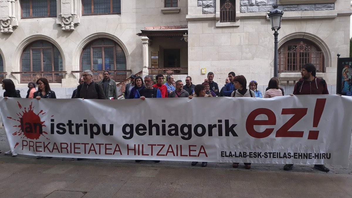 Langile bat hil da Mendigurenen, teilatu batetik erorita