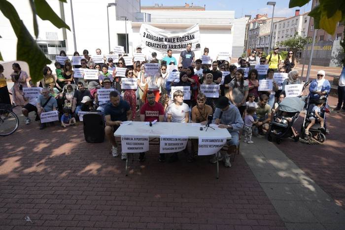 Adin txikikoak dituzten bi familia etxegabetzeko arriskuan daudela salatu dute