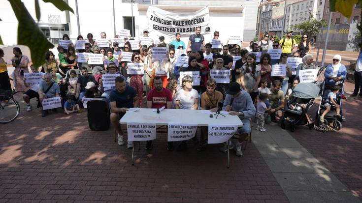 Adin txikikoak dituzten bi familia etxegabetzeko arriskuan daudela salatu dute