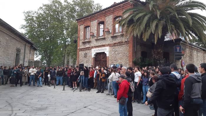 Manifestazioa deitu dute Alde Zaharrean "poliziaren gehiegikeria" salatzeko