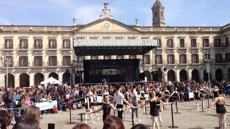 250 dantzari igandeko 'Gasteiz dantzan' ekitaldian