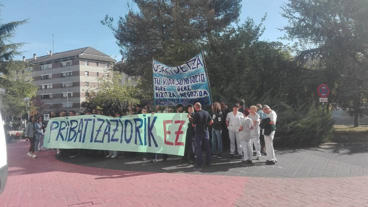 Osakidetzako garbiketa eta mantentze-lanen pribatizazioaren aurka mobilizatu dira langileak