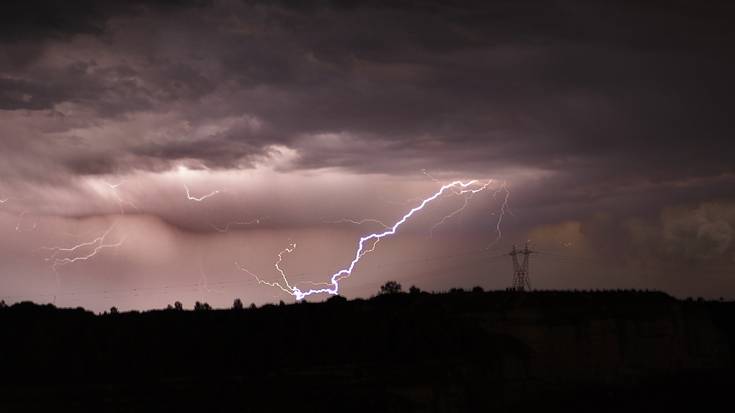 Ekaitzak sua piztu du Zaramagako eraikin batean