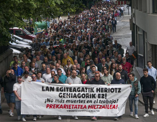 Ehunka lagunek salatu dute Laudion Vibrantz fabrikako lan heriotza