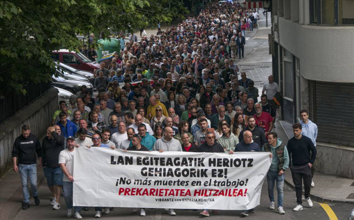 Ehunka lagunek salatu dute Laudion Vibrantz fabrikako lan heriotza