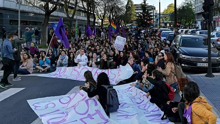 Epaiak sortutako haserrea kaleetan eta sareetan barreiatu da