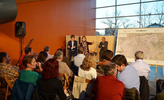 Adurtzako bizilagunak kezkatuta, tranbiarekin aparkalekuak galduko dituztelako