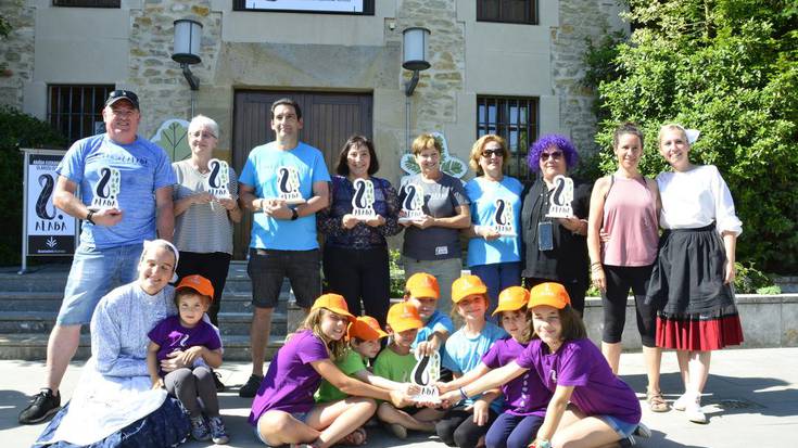 Arabako ikastolen aldeko aldarria Olarizuko zelaietan