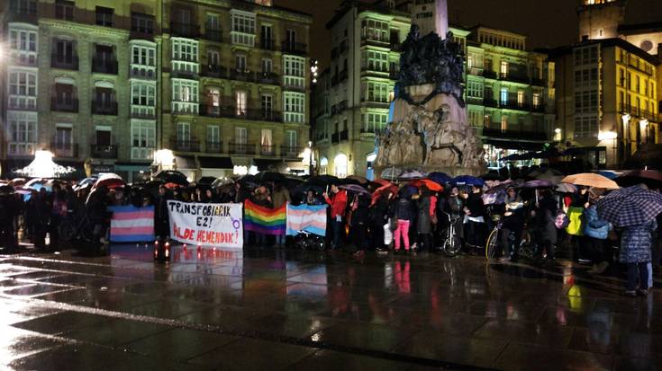 Dozenaka lagunek oroitu dute bere buruaz beste egin duen gazte transexuala