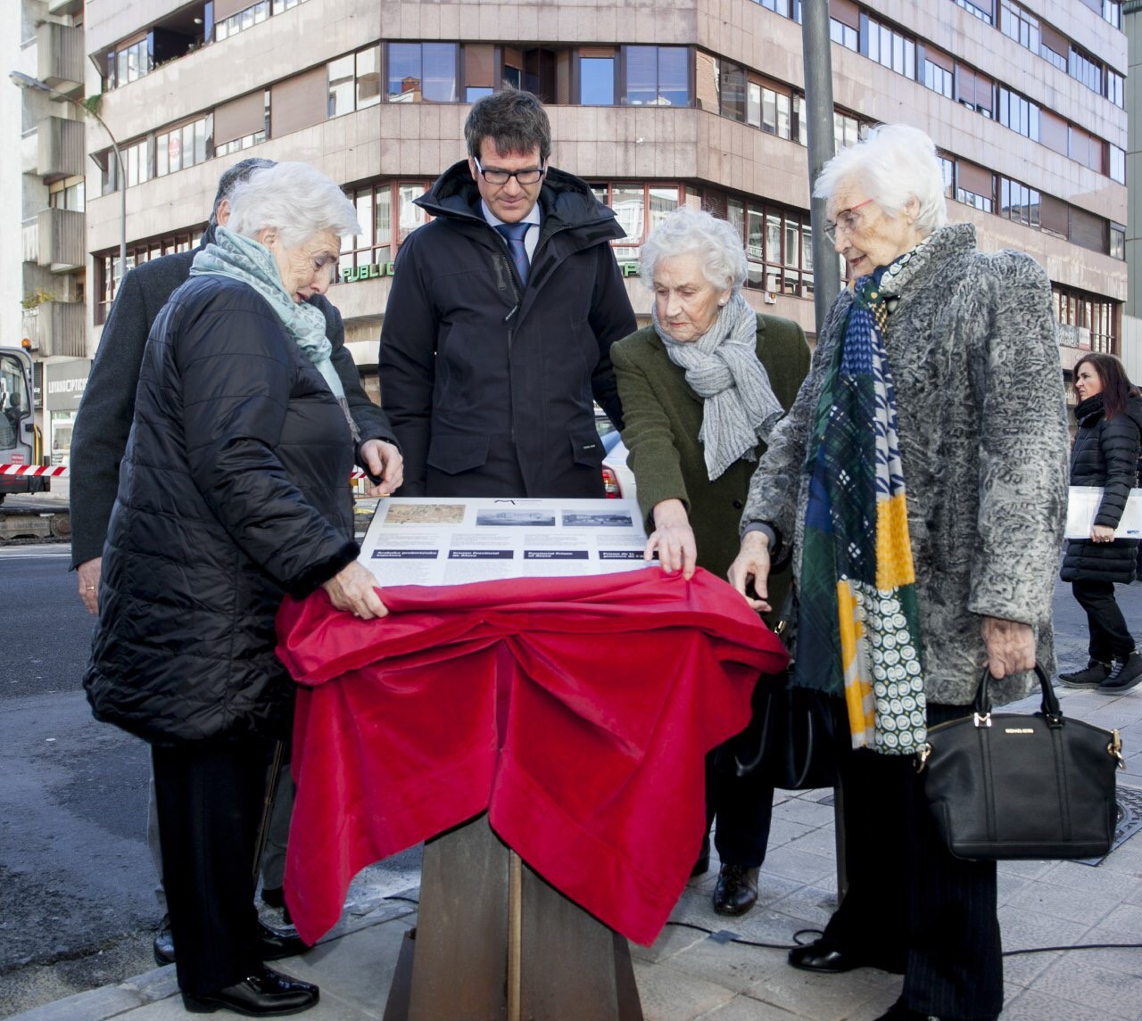Hirugarren Memoriagunea inauguratu dute Bake kalean