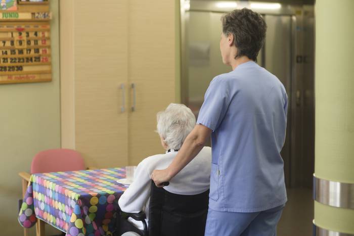 Irteteko eta senideekin bisita gehiago egiteko aukera adinekoen egoitzetan