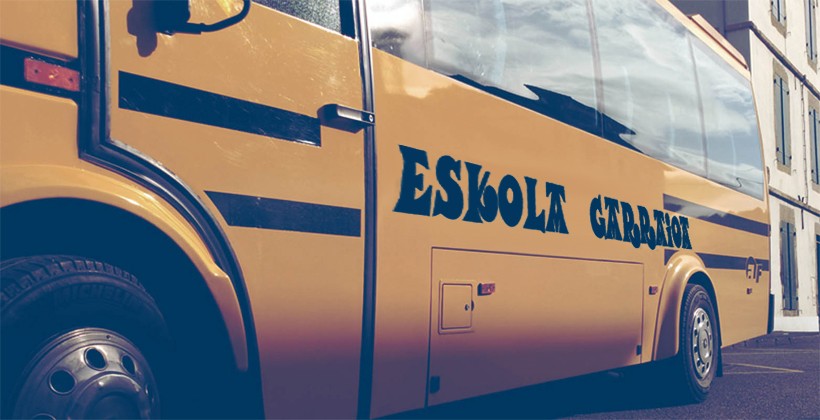 Bihar ez da eskola garraiorik izango, enpresen plantoaren ostean