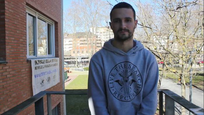 Irakasle Eskolako gela bat okupatu dute Gasteizen