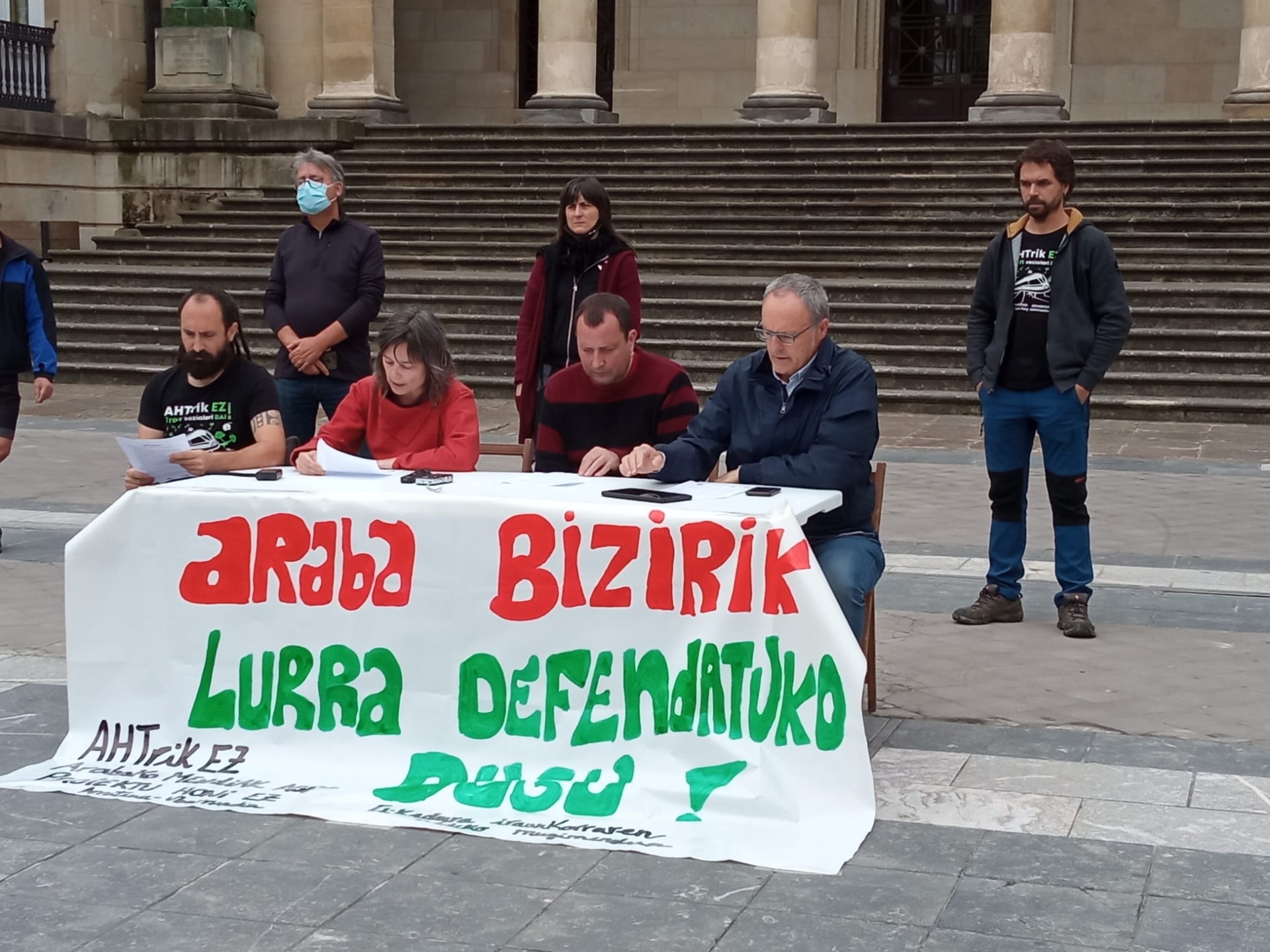 Arabako ingurune naturala eta landa eremua babesteko deia egin dute