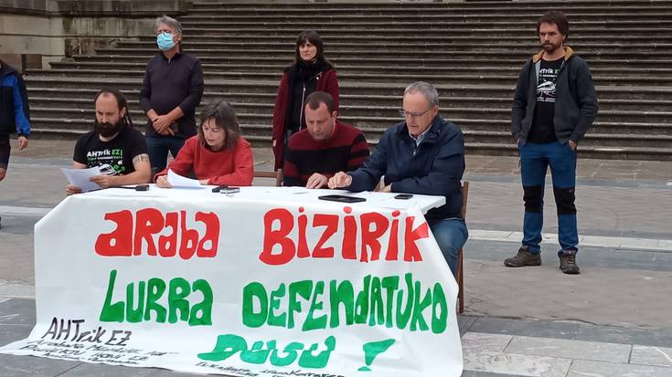 Arabako ingurune naturala eta landa eremua babesteko deia egin dute