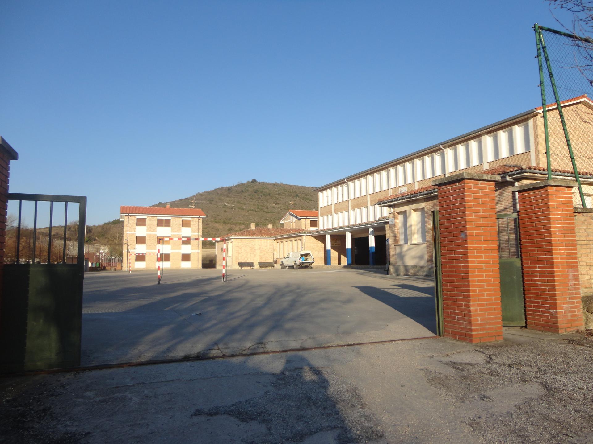 Kargua utzi du Trebiñuko eskolako zuzendariak, CGTren salaketaren ostean