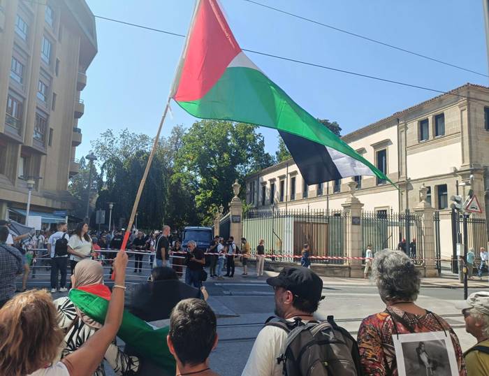 Israelekin duen harreman oro eteteko exijitu diote Eusko Jaurlaritzari