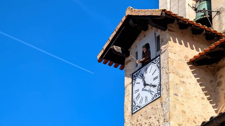 Bueltan dira zeru urdinak