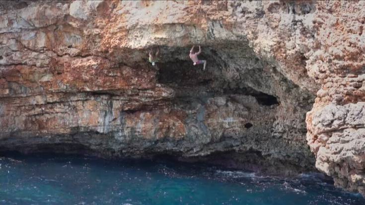 Mallorcan aritu dira Pou anaiak 'psicobloc'-a egiten