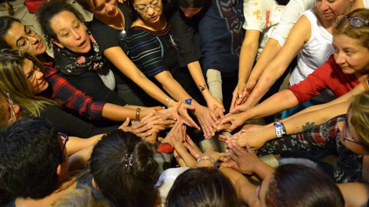 Emakume migrari eta errefuxiatuen bizipenak taula gainera