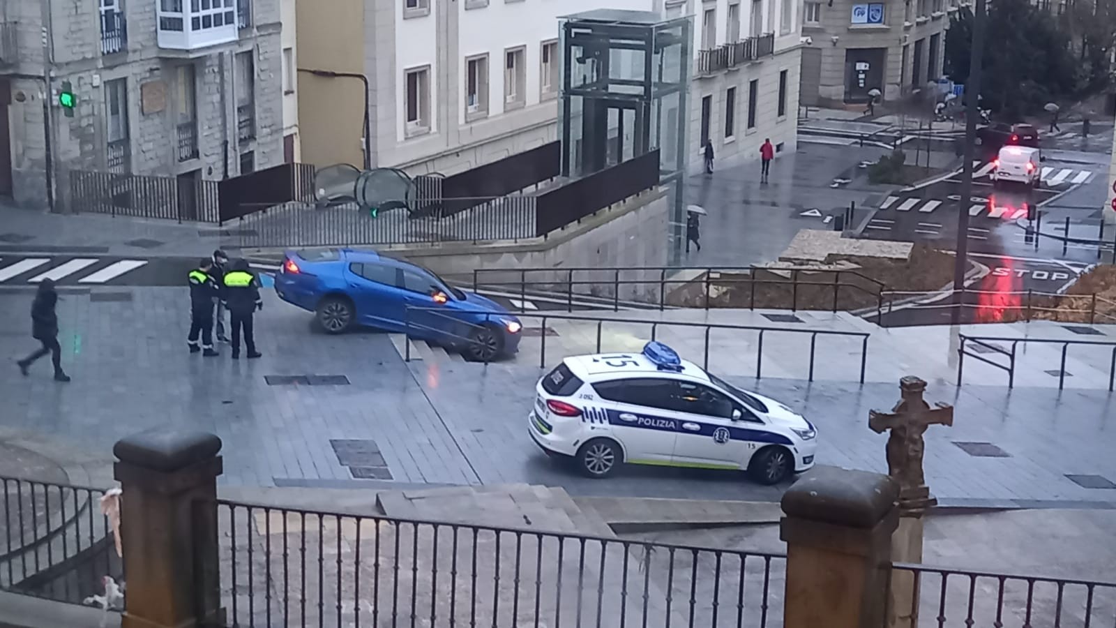 Beste ibilgailu bat erori da San Frantzisko aldapa berriko eskaileretatik