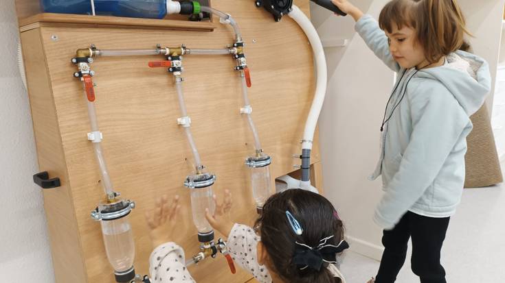 Txikientzako zientzia gela aurkeztu dute Angel Ganivet eskolan