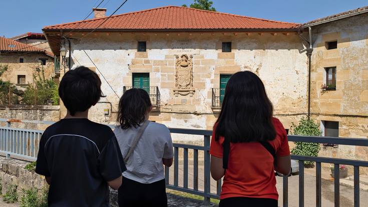 Jolasean, pistak jarraitu eta istorioa askatuz