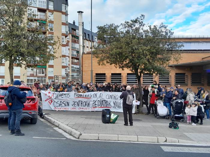 Pediatra faltagatik mobilizazioa egin dute Aranbizkarra auzoko bizilagunek