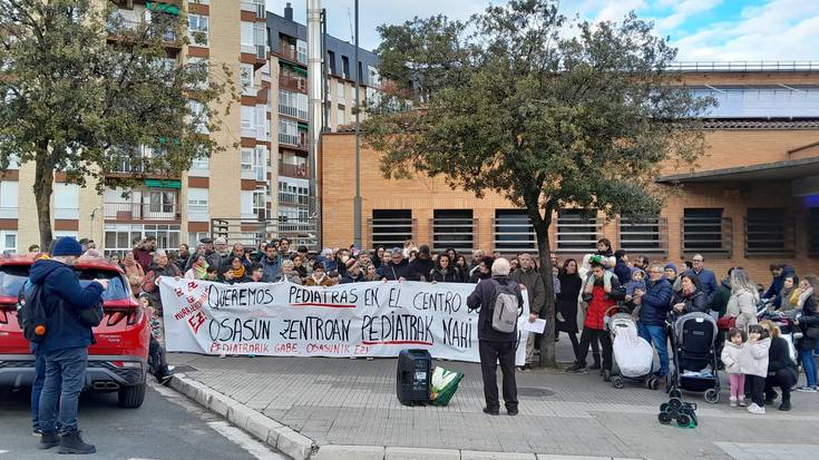 Pediatra faltagatik mobilizazioa egin dute Aranbizkarra auzoko bizilagunek