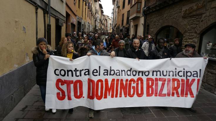 Udalaren "utzikeria" salatu dute Santo Domingoko bizilagunen aldeko manifestazioan