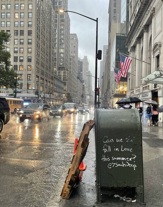 Maitasun mezuak New Yorkeko kaleetatik