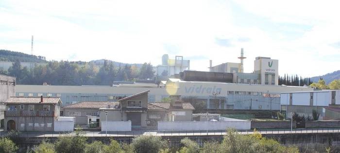 Vidralak hiru labeetako bat itxiko du Laudion, eta 80 langile kaleratuko ditu