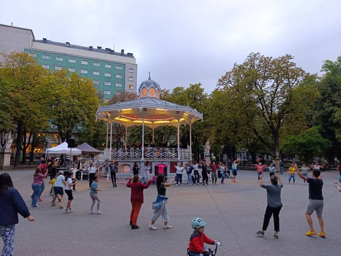 Berriturik dator Dantza Plazan Gasteizko kaleetara