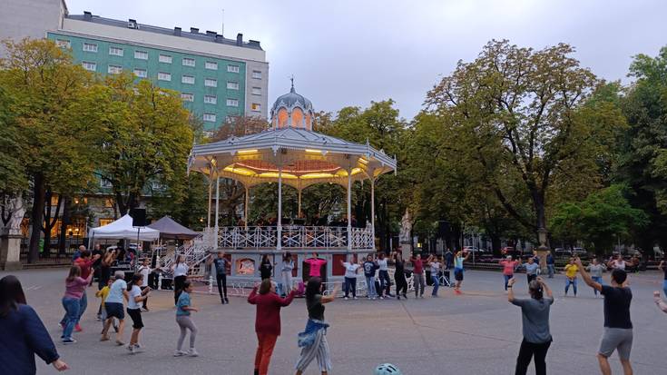 Berriturik dator Dantza Plazan Gasteizko kaleetara