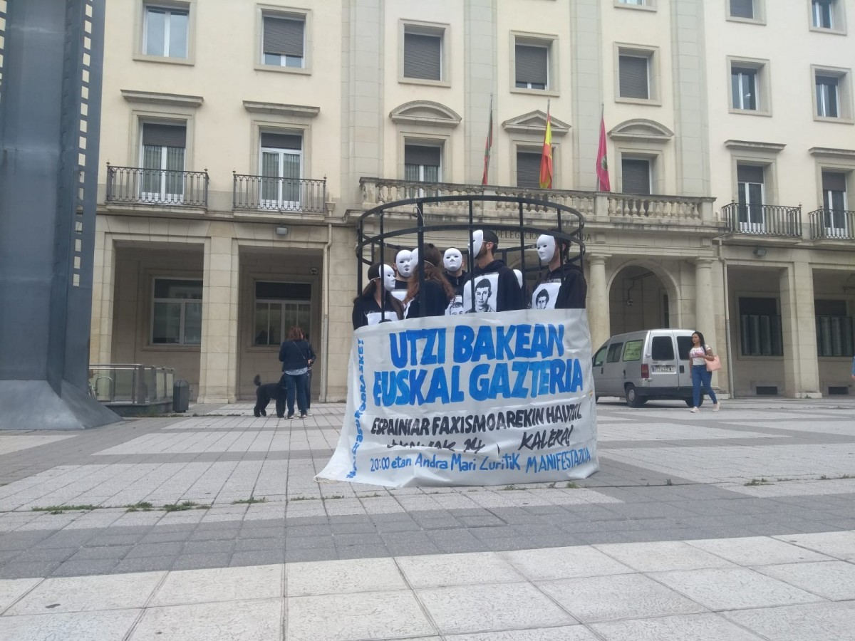 Kaiola batean giltzapetu dira, Altsasuko gazteen espetxeratzea salatzeko