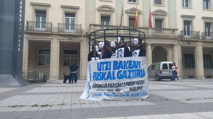 Kaiola batean giltzapetu dira, Altsasuko gazteen espetxeratzea salatzeko