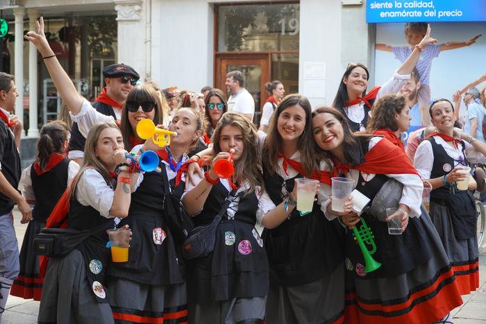 Abuztuak 5 - Egitaraua: Lore eskaintza, ikurrinari omenaldia, bertsolariak, La Txama...