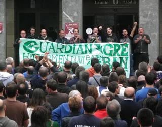 Aldundia "minduta" agertu da Guardian enpresaren itxiera dela eta