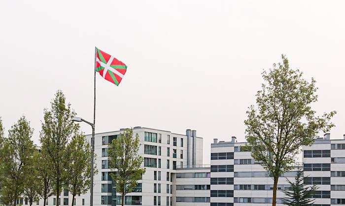 Ikurrina jartzeagatiko isunei aurre egiteko pintxo-potea egingo dute Zabalganeko jaietan